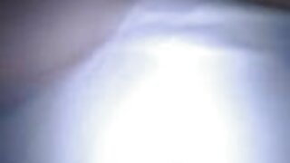 نادیہ وائٹ خود کو فل سیکسی ویڈیو کم بنانے کے لیے دو کھلونے استعمال کرتی ہے۔