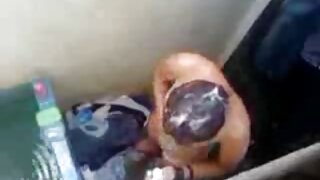 سنہرے بالوں والی سوتیلی ماں سملینگک نوعمر گدا اور انگلیوں والی بلی کھا رہی ہے۔ ویڈیو سیکسی