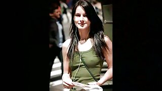 بروکلی کو حراست لڑکی کا سیکسی ویڈیو میں لیا گیا، پوچھ گچھ کی گئی اور افسر مائیک نے اسے مارا۔