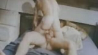 سنہرے بالوں والی اپنی لیٹنا سوتیلی ماں کی چوت کو انگلیاں دیتی ہے سیکسی فل اور اسے چاٹتی ہے۔
