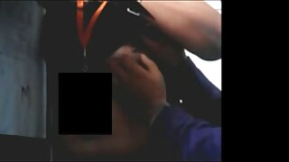 بلو بینگ میں ملبوس ملف نگلتا ٹرپل سیکس ویڈیو ہے۔
