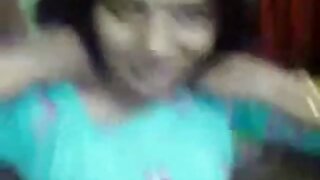 Busty hottie ڈک سیکسی لڑکی کی ویڈیو میں gagging